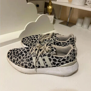 ADIDAS WOMEN'S SWIFT RUN 22
SNEAKER SHOES WHITE
LEOPARD